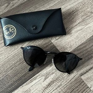 Black Rayban woman sunglasses, great condition.